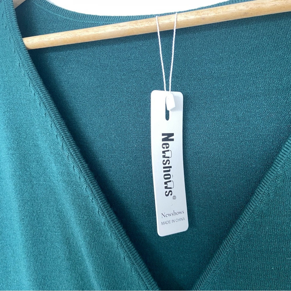 NEWSHOWS DEEP GREEN WRAP STYLE SURPLICE KNIT DRESS WITH PLEATED STYLE SKIRT, XL - Picture 5 of 11